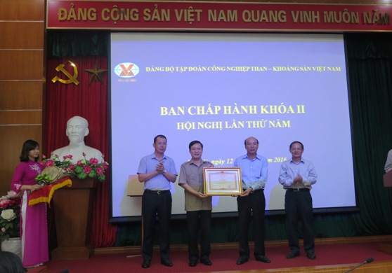 Đảng ủy Khối Doanh nghiệp Trung ương đã trao Bằng khen của Thủ tướng Chính phủ cho Đảng bộ Tập đoàn Than - Khoáng sản Việt Nam