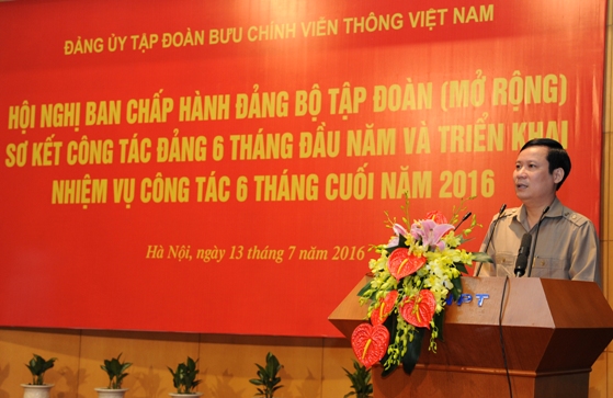 Phó Bí thư Đảng ủy Khối Doanh nghiệp Trung ương Phạm Tấn Công phát biểu tại hội nghị sơ kết.