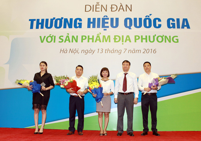 Đại diện VietinBank (ngoài cùng bên phải) nhận Kỷ niệm chương và hoa của Ban Tổ chức
