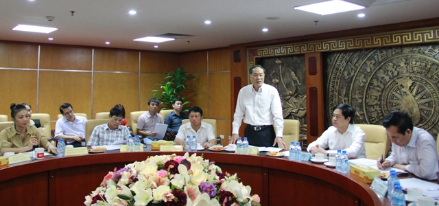 Đồng chí Lưu Vũ Hải - Bí thư Đảng ủy, Chủ tịch HDTV Tổng công ty Truyền thông đa phương tiện báo cáo với Đoàn công tác của Đảng ủy Khối DNTW.