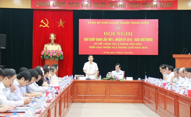 Đồng chí Phạm Tấn Công - Phó Bí thư Đảng ủy Khối DNTW trình bày Báo cáo sơ kết 6 tháng đầu năm, nhiệm vụ, giải pháp 6 tháng cuối năm 2016 của Đảng bộ Khối.