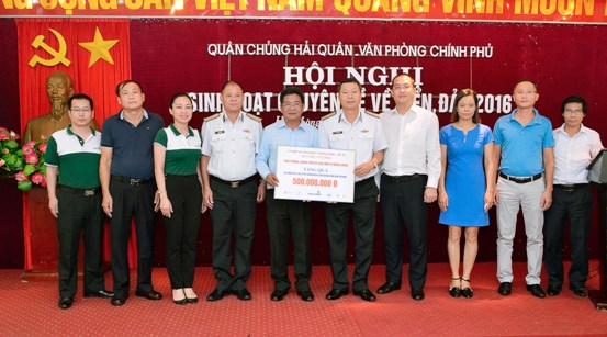 Đại diện Công đoàn Vietcombank cùng lãnh đạo Văn phòng Chính phủ tặng quà hỗ trợ các gia đình liệt sĩ Hải quân