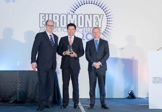 Đại diện Vietcombank, ông Phạm Mạnh Thắng - Phó Tổng giám đốc (đứng giữa) nhận giải thưởng “Ngân hàng tốt nhất Việt Nam năm 2016” do Tạp chí Euromoney trao tặng