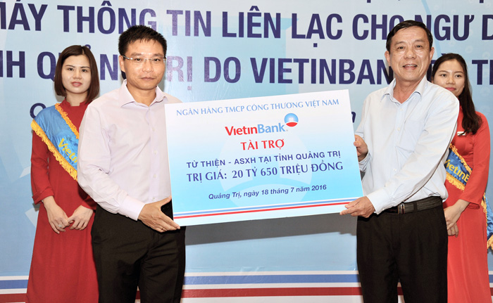 Đại diện lãnh đạo VietinBank trao tài trợ cho tỉnh Quảng Trị 