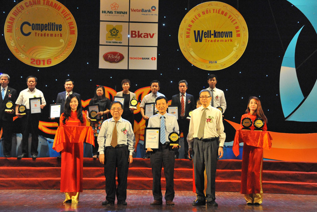 Đại diện VietinBank nhận chứng nhận “Top 10 Nhãn hiệu nổi tiếng Việt Nam 2016” 