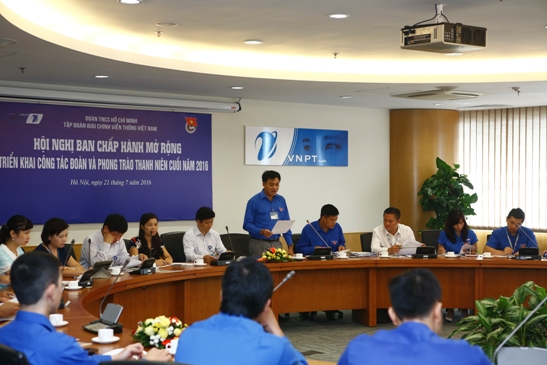 Bí thư Đoàn Thanh niên Tập đoàn VNPT Phan Hoài Nam báo cáo kết quả công tác Đoàn và phong trào thanh niên 6 tháng đầu năm