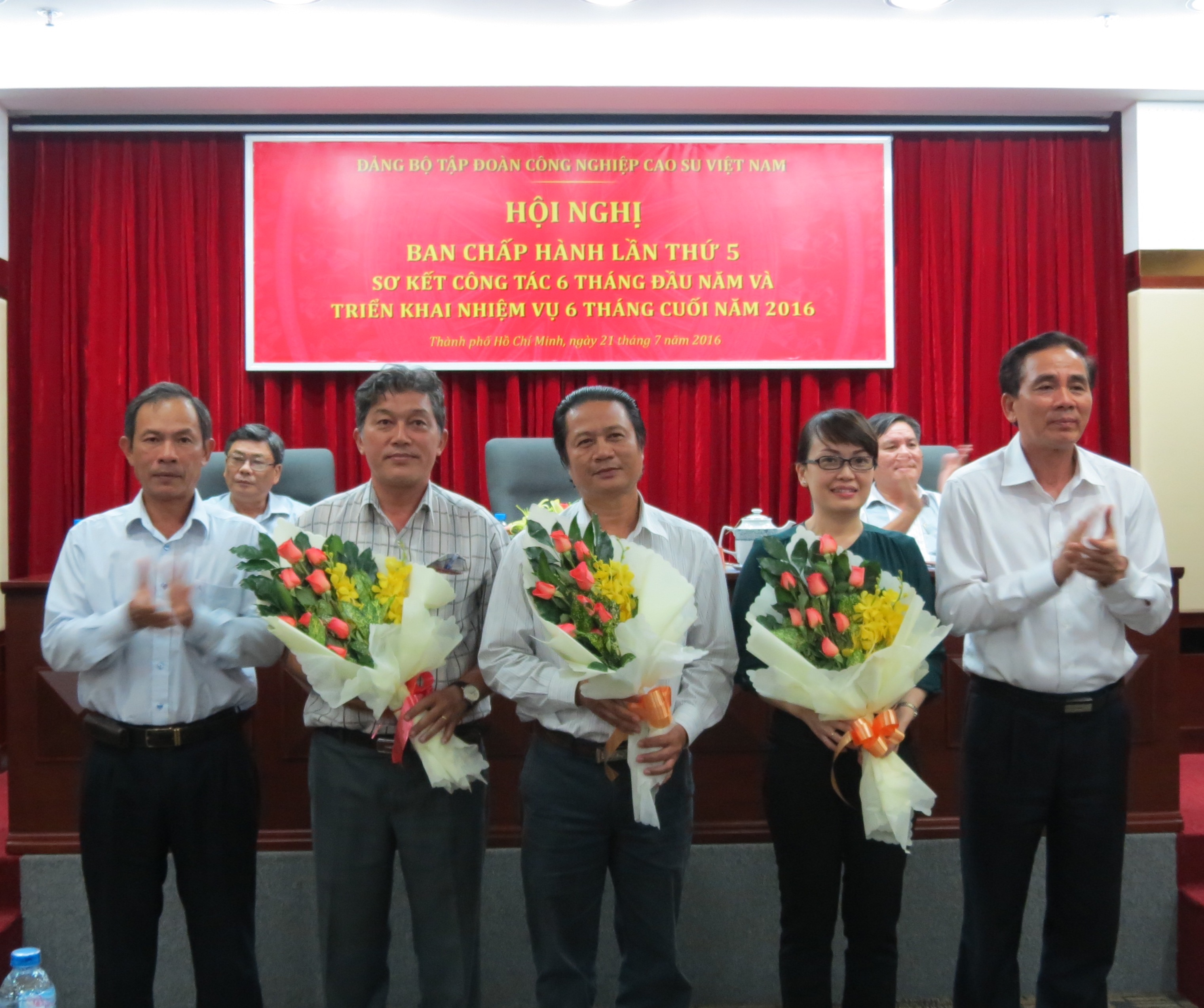 tặng hoa cho các đ/c được chỉ định bổ sung Uỷ viên BCH Đảng bộ VRG nhiệm kỳ 2015-2020