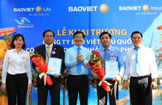 Lãnh đạo Tập đoàn Bảo Việt trao giấy phép thành lập cho Công ty Bảo Việt Phú Quốc và Công ty Bảo Việt Nhân thọ Phú Quốc