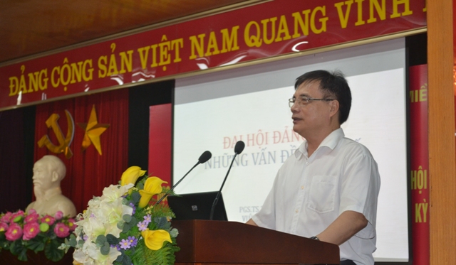PGS.TS Trần Đình Thiên - Viện trưởng Viện Kinh tế Việt Nam truyền đạt nội dung các Nghị quyết.