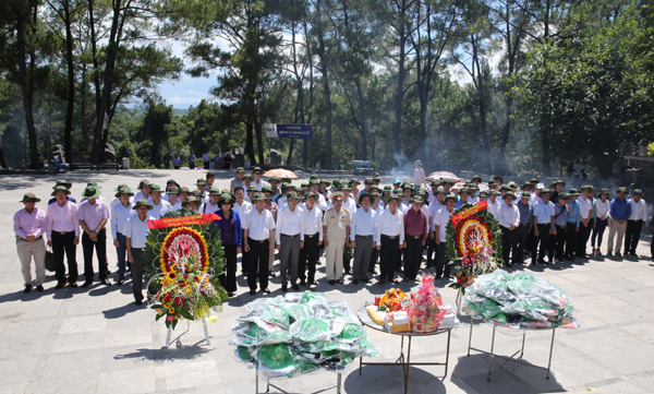 Sáng ngày 23/7, Đoàn công tác đã đến dâng hương tưởng niệm các Anh hùng Liệt sỹ tại Nghĩa trang Liệt sỹ Quốc gia Đường 9 và Nghĩa trang Liệt sỹ Quốc gia Trường Sơn.