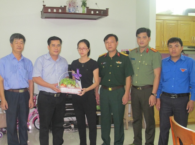 Thường trực Đoàn Khối và các đơn vị trực thuộc Trung ương Đoàn tặng quà gia đình liệt sỹ Đỗ Văn Mạnh, thành viên tổ bay trên máy bay Casa 212