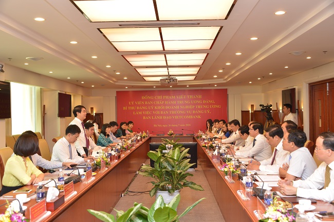 Đồng chí Nghiêm Xuân Thành - Bí thư Đảng ủy, Chủ tịch HĐQT Vietcombank phát biểu ý kiến với Đoàn công tác của Đảng ủy Khối DNTW.