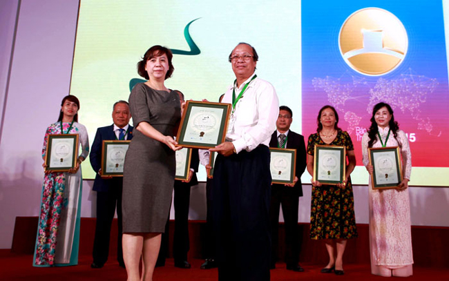 Đại diện VietinBank tại TP. HCM nhận giải Top 50 BCTN tốt nhất năm 2016