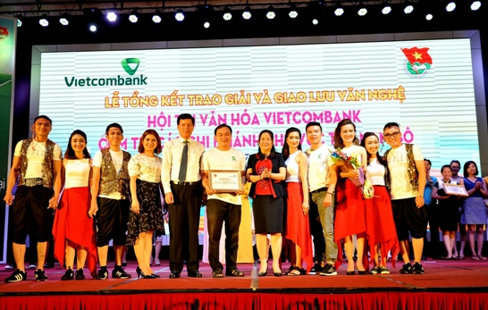 Phó Tổng giám đốc Phạm Mạnh Thắng và Phó Chủ tịch UBND Tp. Cần Thơ Võ Thị Hồng Ánh trao giải Nhất và tặng hoa cho đội Vietcombank An Giang