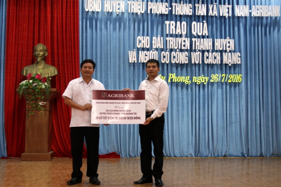 Agribank tặng sổ tiết kiệm cho các gia đình chính sách tại huyện Triệu Phong, Quảng Trị