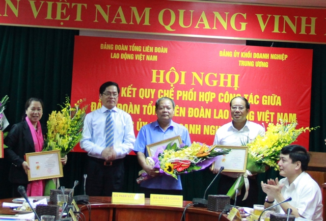 Trao Kỷ niệm chương Vì sự nghiệp xây dựng Đảng trong doanh nghiệp Việt Nam