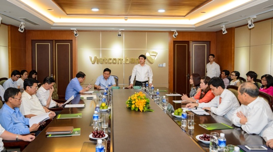 Đồng chí Nghiêm Xuân Thành - Bí thư Đảng ủy, Chủ tịch HĐQT Vietcombank báo cáo một số nội dung tại buổi làm việc