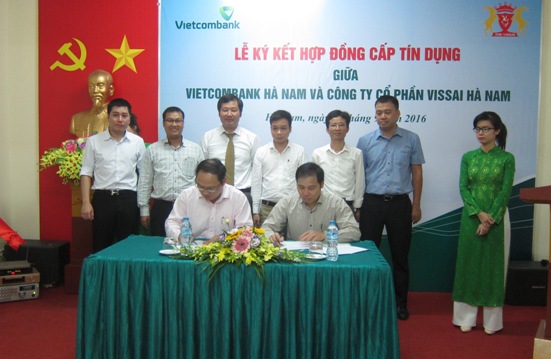 Ký kết hợp đồng tín dụng giữa Vietcombank Hà Nam và Công ty Cổ phần Vissai Hà Nam