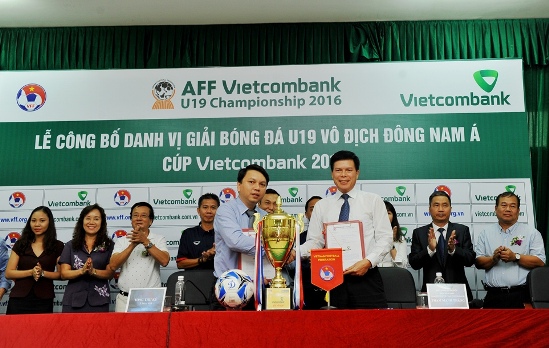 Đại diện lãnh đạo Vietcombank trao chứng thư cho LĐBĐVN