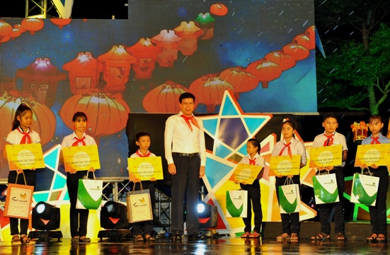 Phó Tổng giám đốc Vietcombank Phạm Mạnh Thắng trao các suất học bổng và quà cho các cháu thiếu nhi