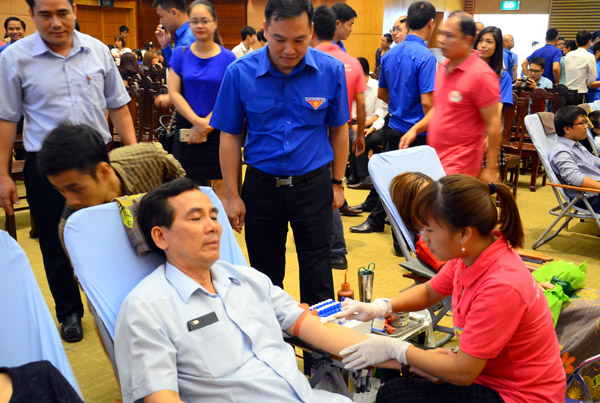 Đồng chí Trần Thanh Khê - Ủy viên Ban Thường vụ, Trưởng Ban Tuyên giáo Đảng ủy Khối DNTW lần thứ 5 liên tiếp tham gia hiến máu.
