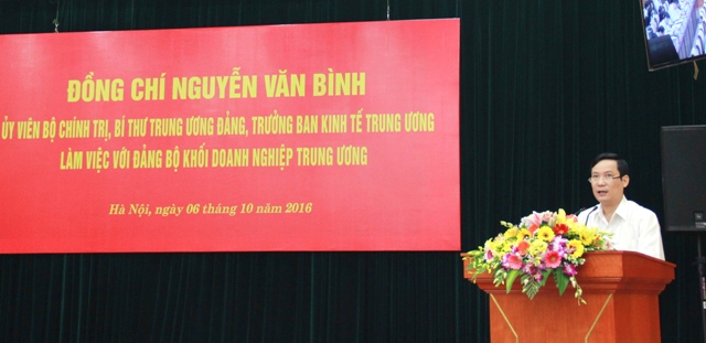 Đồng chí Phạm Tấn Công - Phó Bí thư Đảng ủy Khối DNTW báo cáo tình hình hoạt động của Đảng bộ Khối.