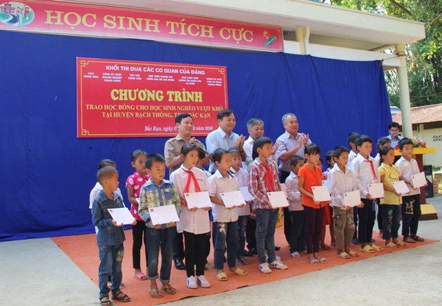 Đoàn tặng quà học sinh nghèo vượt khó học giỏi của huyện Bạch Thông.
