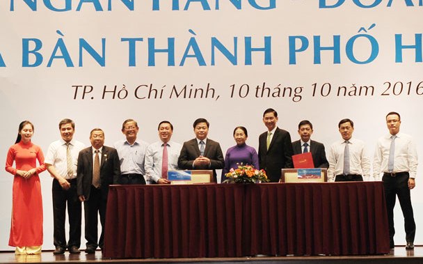 Đại diện VietinBank ký kết hợp tác với Hiệp hội DN TP. HCM
