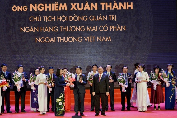Chủ tịch Hội đồng quản trị Vietcombank Nghiêm Xuân Thành nhận Cúp Thánh Gióng từ Thủ tướng Chính phủ