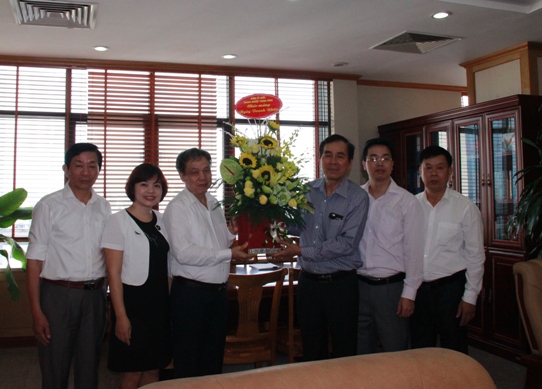 Đảng ủy Khối Doanh nghiệp tặng hoa chúc mừng Ngân hàng Nông nghiệp và Phát triển Nông thôn Việt Nam