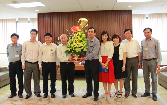 Đảng ủy Khối Doanh nghiệp tặng hoa chúc mừng Tập đoàn Bưu chính Viễn thông Việt Nam