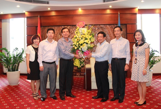 Đảng ủy Khối Doanh nghiệp Trung ương tặng hoa chúc mừng Tập đoàn Dầu khí Việt Nam