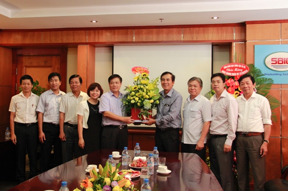 Đảng ủy Khối Doanh nghiệp Trung ương tặng hoa chúc mừng Đảng ủy Tổng công ty Công nghiệp Tàu thủy