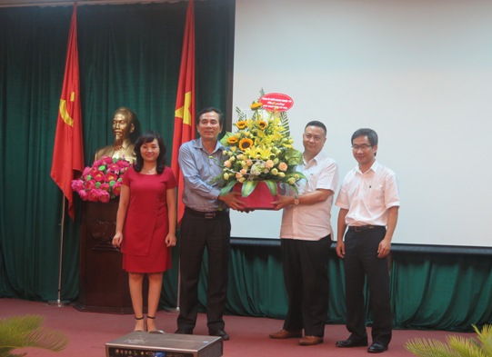 Đảng ủy Khối Doanh nghiệp Trung ương tặng hoa chúc mừng Đảng ủy Tổng công ty Thép Việt Nam