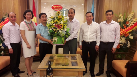 Đảng ủy Khối Doanh nghiệp Trung ương tặng hoa chúc mừng Đảng ủy Tập đoàn Dệt may Việt Nam