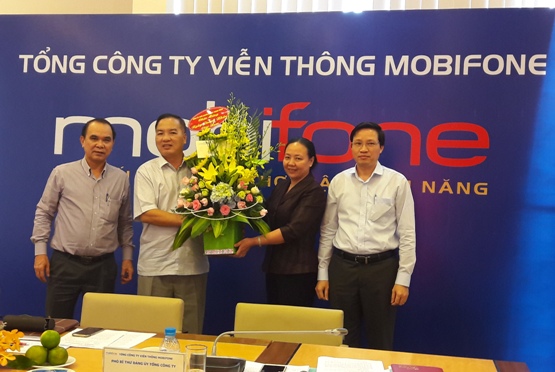 Đảng ủy Khối Doanh nghiệp Trung ương tặng hoa chúc mừng Đảng ủy Tổng công ty Viễn thông Mobifone
