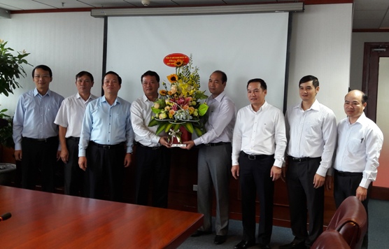 Đảng ủy Khối Doanh nghiệp Trung ương tặng hoa chúc mừng Đảng ủy Bảo hiểm tiền gửi Việt Nam