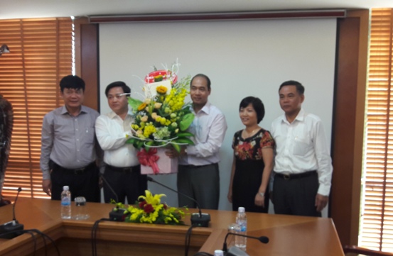 Đảng ủy Khối Doanh nghiệp Trung ương tặng hoa chúc mừng Đảng ủy Ngân hàng TTMCP Công thương Việt Nam