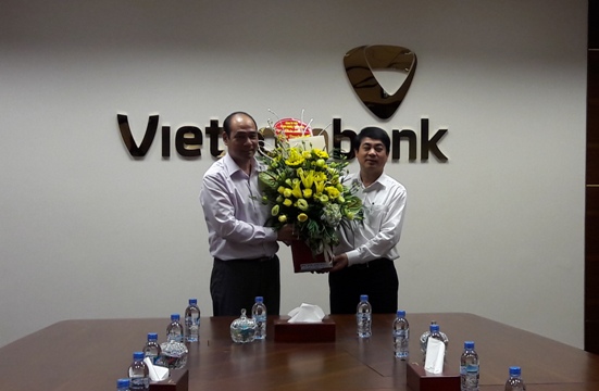 Đảng ủy Khối Doanh nghiệp Trung ương tặng hoa chúc mừng Đảng ủy Ngân hàng TMCP Ngoại thương Việt Nam