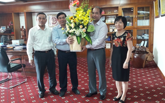 Đảng ủy Khối Doanh nghiệp Trung ương tặng hoa chúc mừng Đảng ủy Ngân hàng TMCP Đầu tư và phát triển Việt Nam