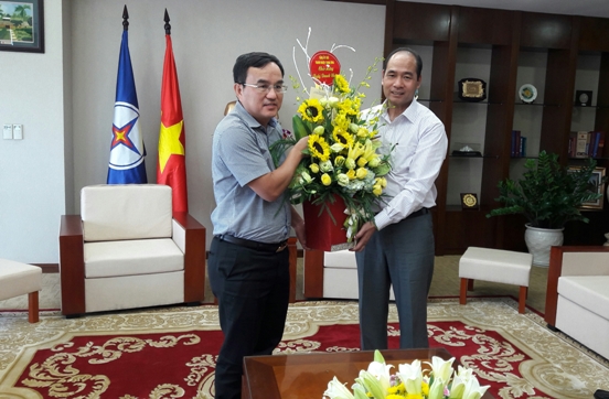 Đảng ủy Khối Doanh nghiệp Trung ương tặng hoa chúc mừng Đảng ủy Tập đoàn Điện lực Việt Nam