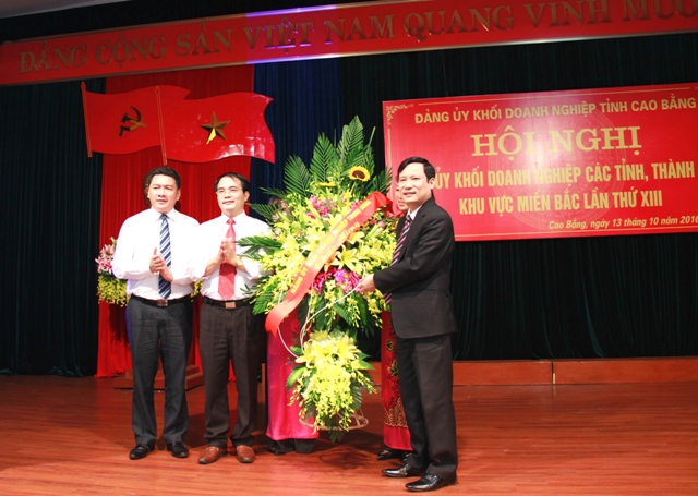 Đồng chí Phạm Tấn Công - Phó Bí thư Đảng ủy Khối DNTW trao lẵng hoa của Đảng ủy Khối DNTW tặng Hội nghị.