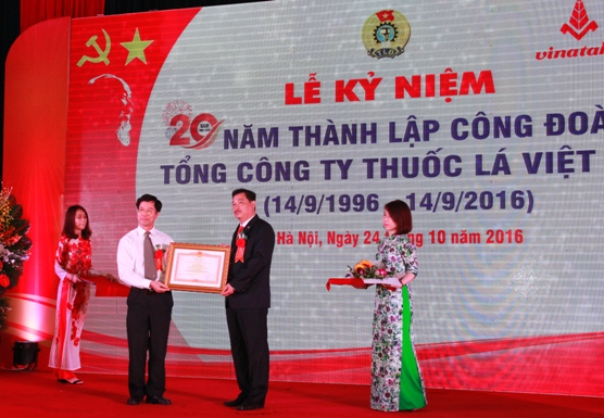 Công đoàn Tổng công ty Thuốc lá Việt Nam vinh dự nhận Bằng khen của Thủ tướng Chính phủ