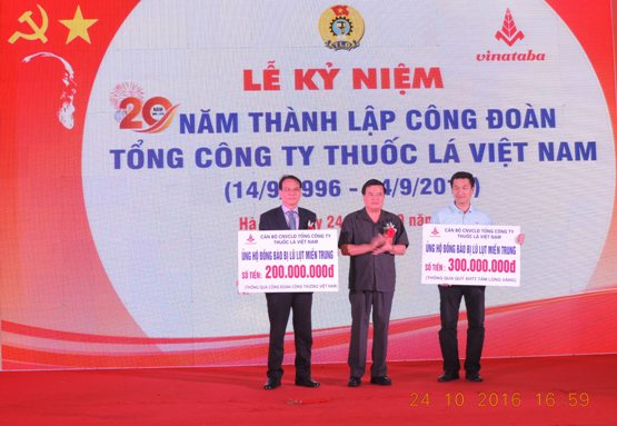 Công đoàn Tổng công ty Thuốc lá Việt Nam trao tặng số tiền 1 tỷ đồng ủng hộ đồng bào bị lũ lụt tại các tỉnh miền Trung