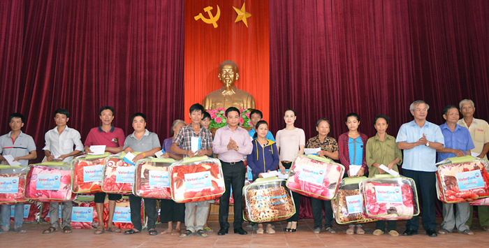 Đại diện lãnh đạo VietinBank tặng quà cho nhân dân vùng lũ  