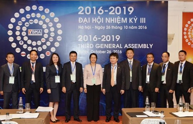 Phó Tổng giám đốc VCB Phạm Thanh Hà (thứ 4 từ trái qua) được bầu làm Chủ tịch VBMA