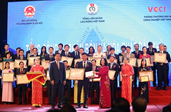 Đại diện lãnh đạo PVFCCo nhận Giải thưởng và Bằng khen của Thủ tướng 