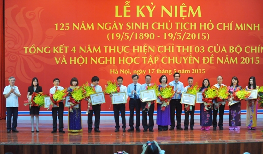 Đảng ủy Khối Doanh nghiệp Trung ương khen thưởng các cá nhân xuất sắc trong Đảng bộ VietinBank về thực hiện Chỉ thị 03 của Bộ Chính trị