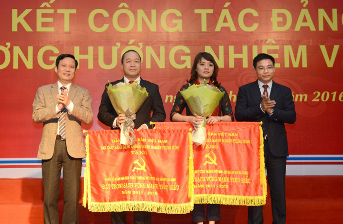 Bí thư Đảng ủy VietinBank Hai Bà Trưng (thứ 2 từ phải qua) nhận Cờ thi đua của Đảng ủy Khối Doanh nghiệp Trung ương 