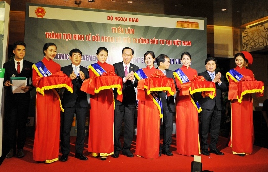 Đồng chí Nghiêm Xuân Thành - Chủ tịch HĐQT Vietcombank (thứ 3 từ trái sang) cùng lãnh đạo UBND TP Hồ Chí Minh, Bộ Ngoại giao, Bộ Nông nghiệp và Phát triển Nông thôn cắt băng khai mạc Triển lãm Thành tựu kinh tế đối ngoại và Môi trường đầu tư tại Việt Nam